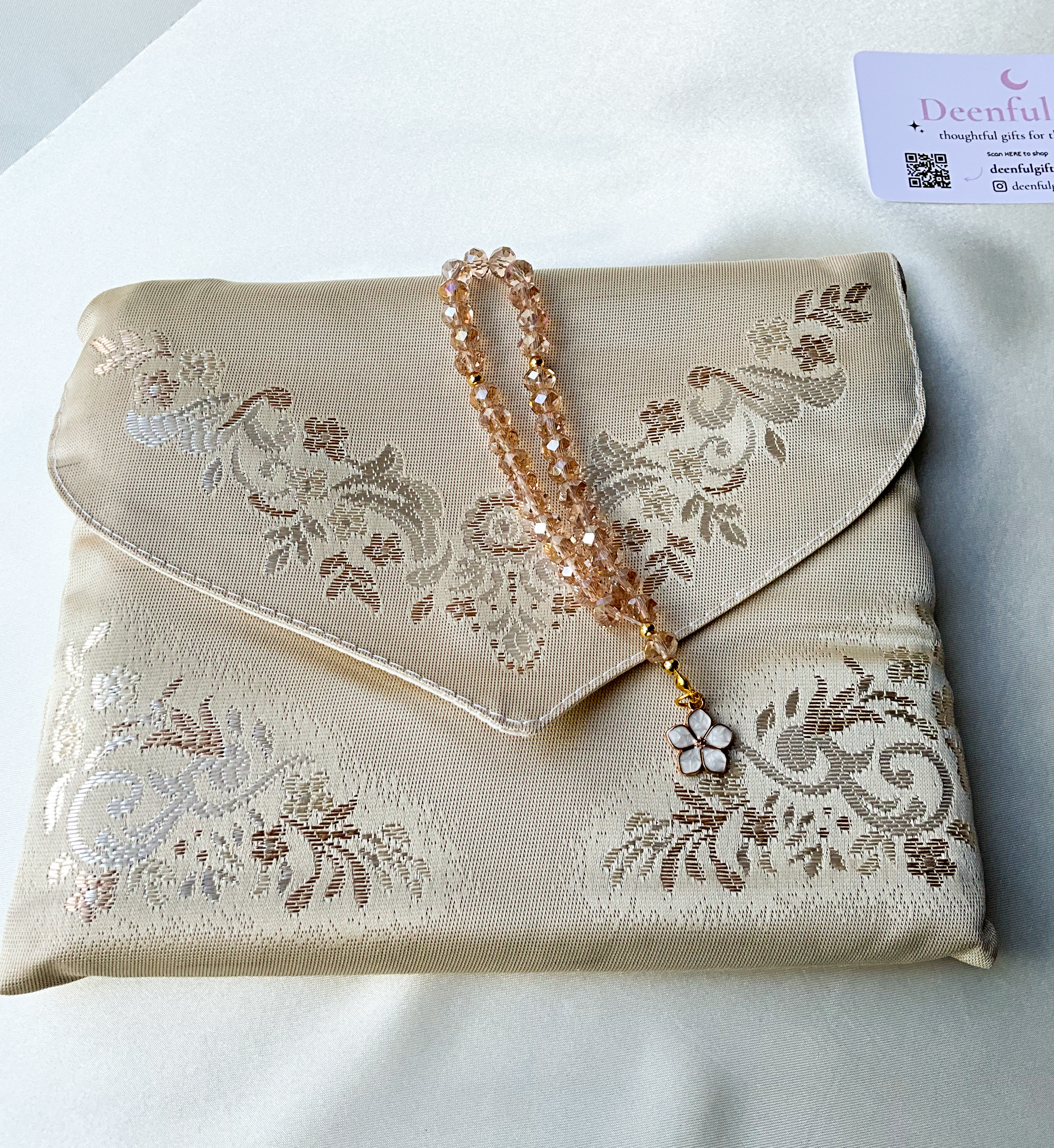 Sakina Gift Set – Luxury Prayer Mat (sand) & Nour Blossom Tasbeeh