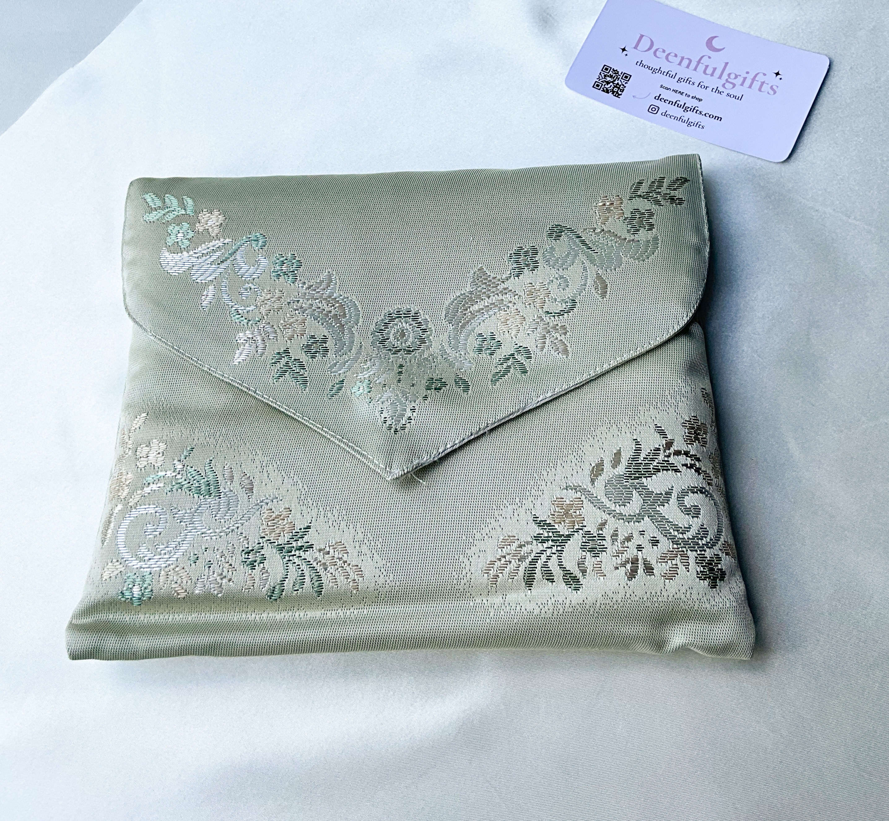 Sakina Travel Set – Portable Luxury Prayer Mat + Matching Pouch (Green)