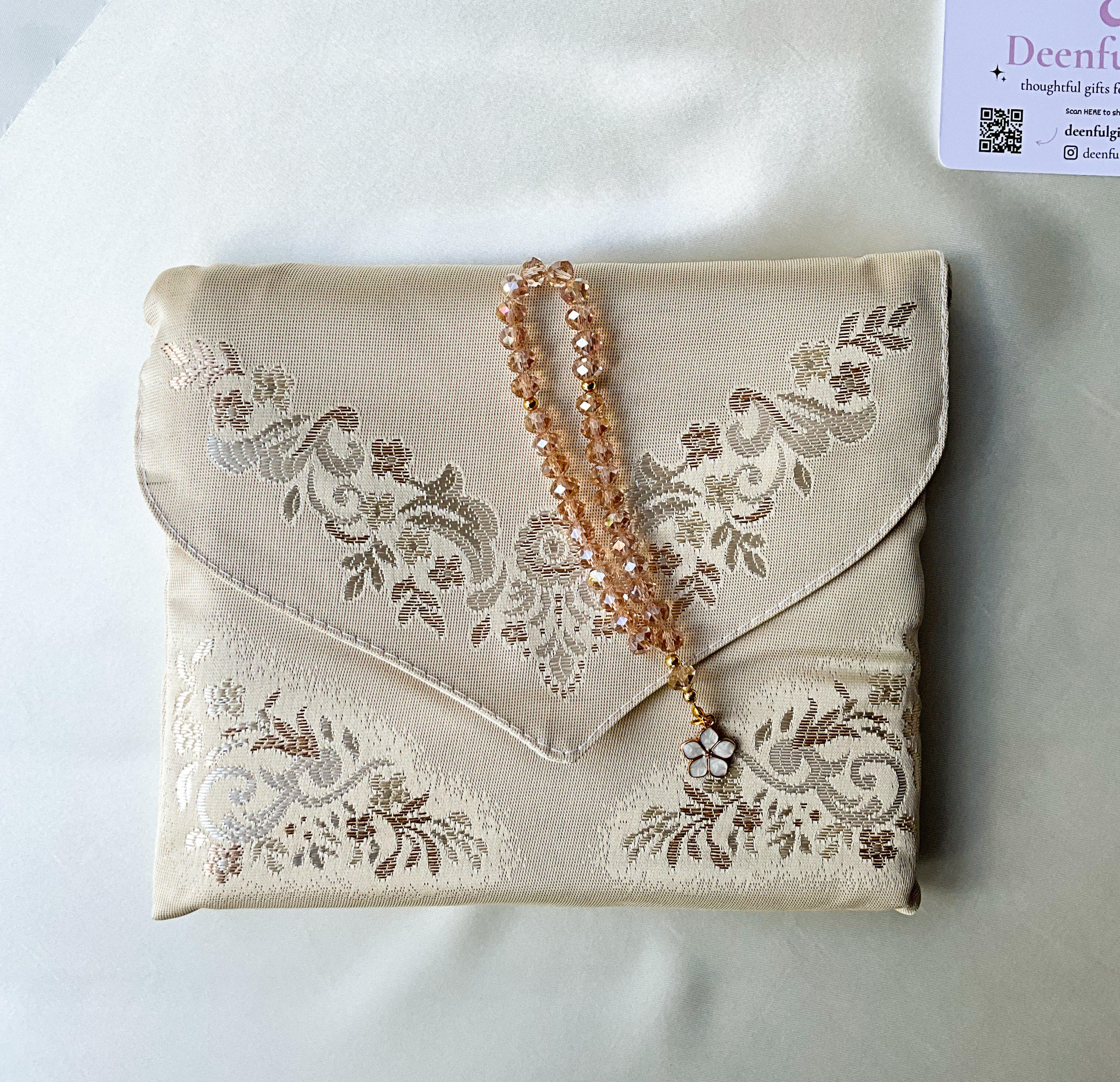 Sakina Gift Set – Luxury Prayer Mat (sand) & Nour Blossom Tasbeeh