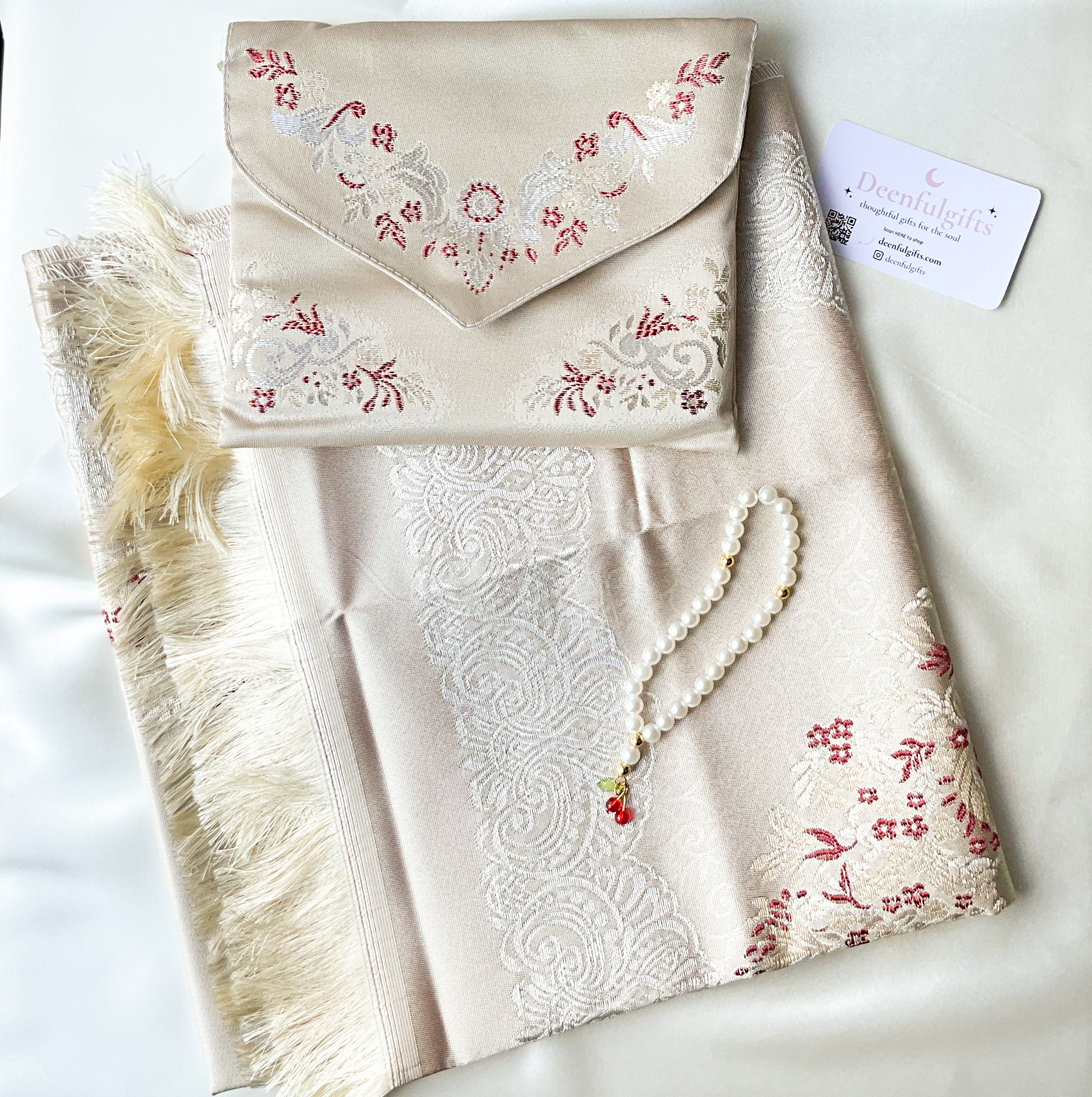 Sakina Gift Set – Luxury Prayer Mat (red) & Sweet Cherry Tasbeeh