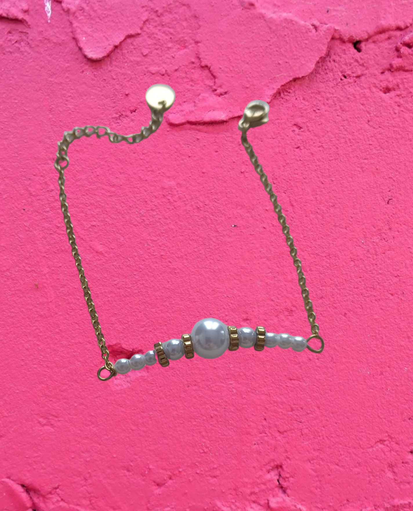 Le bracelet avec perles blanches et acier inoxydable 