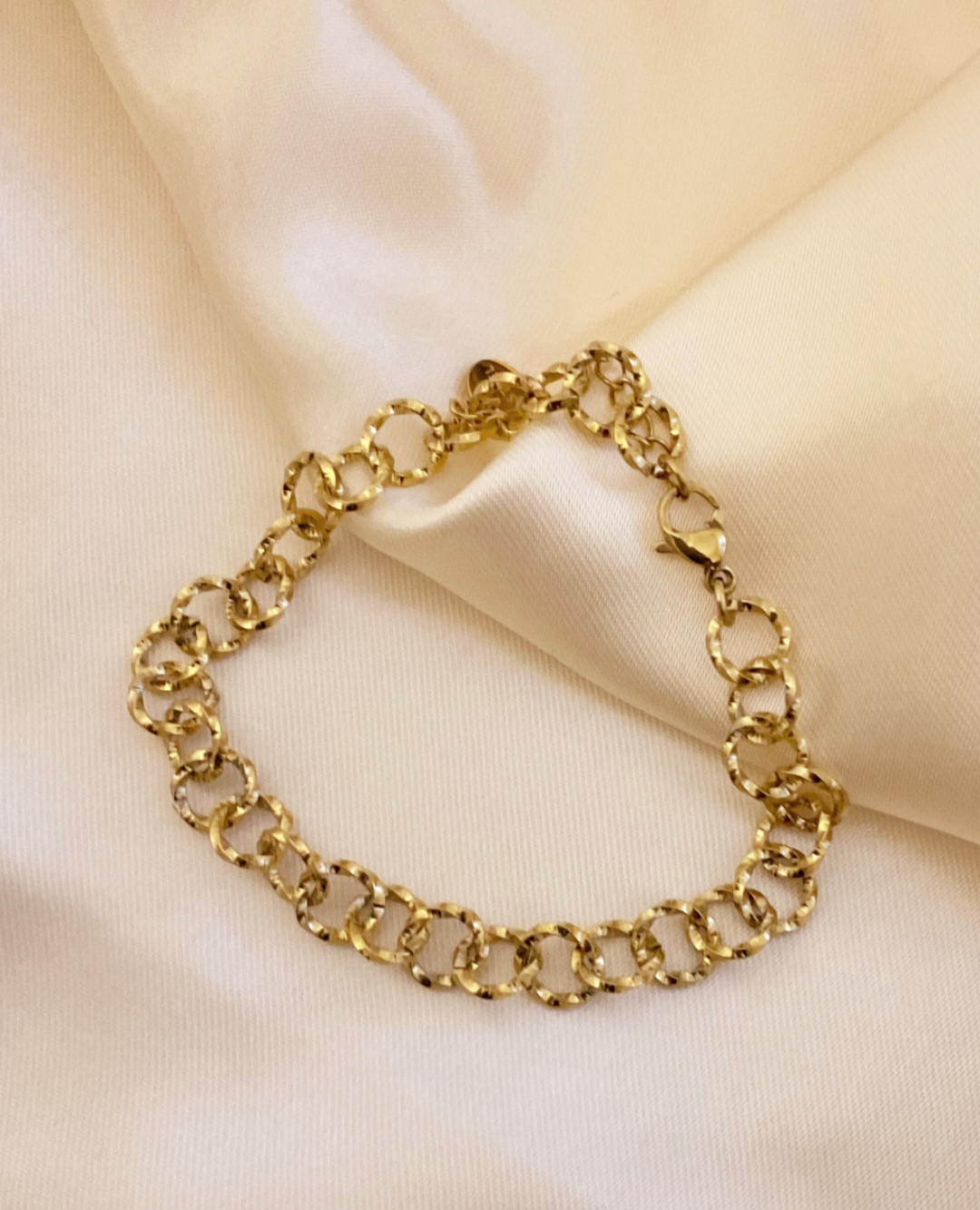 le bracelet chaîne, Julie