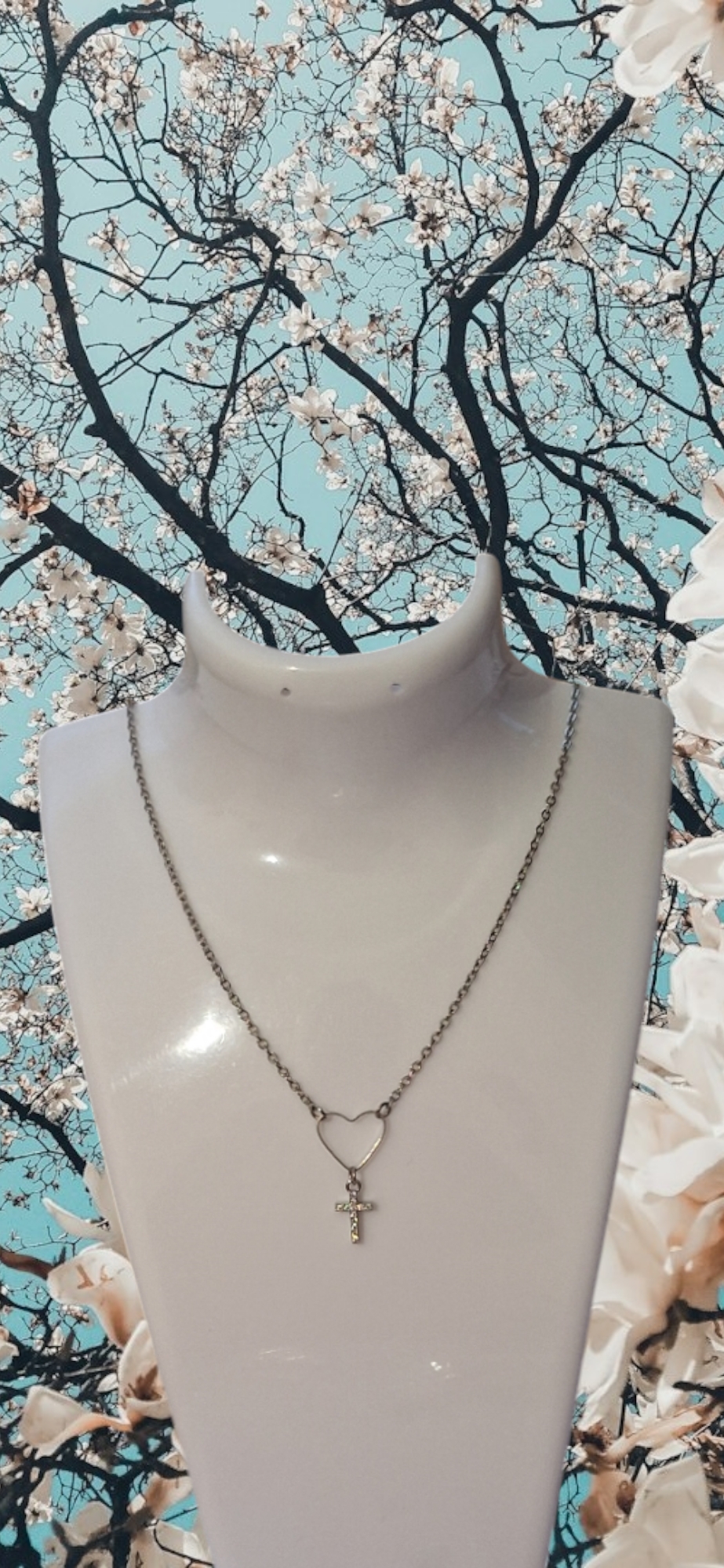 la croix en argent et chaîne 