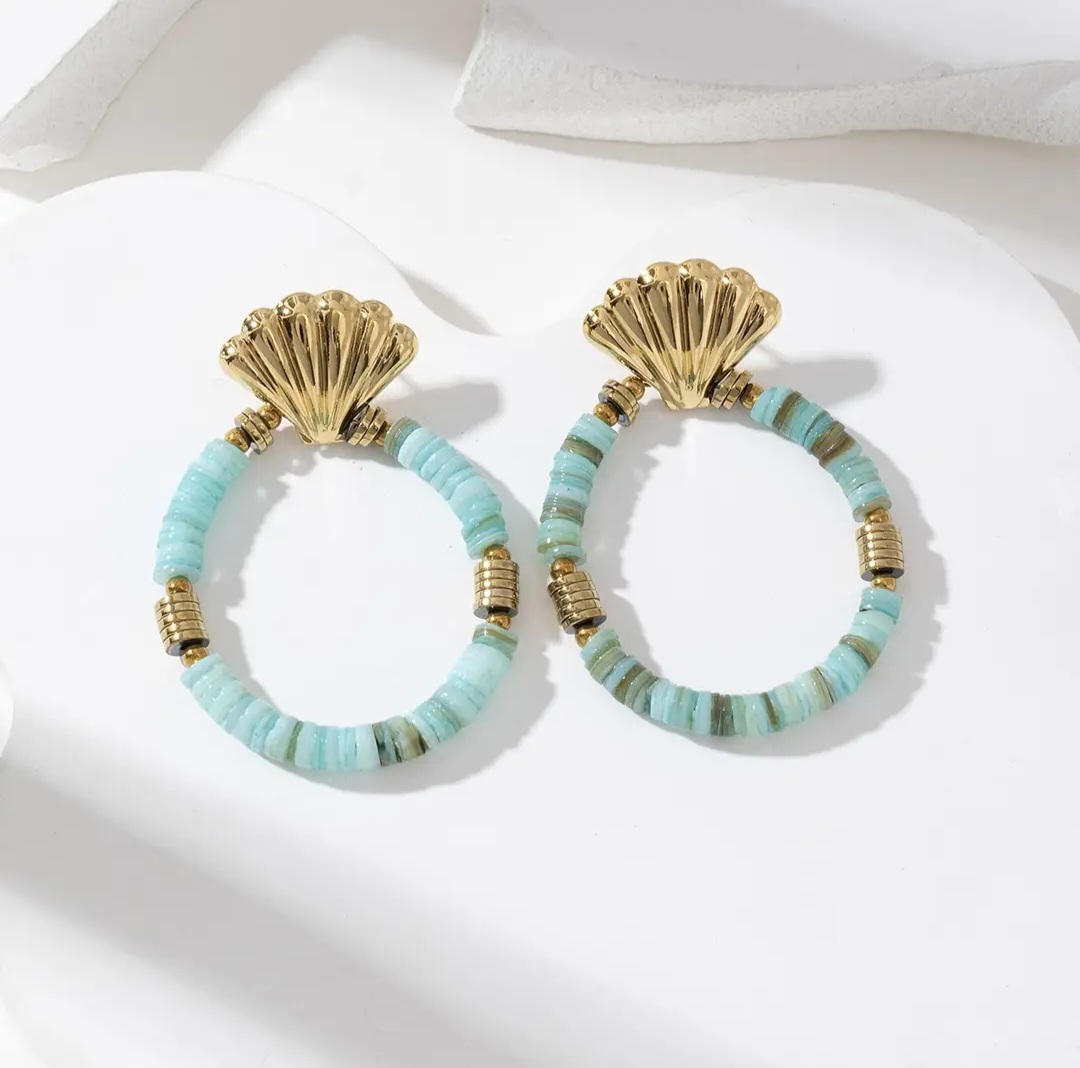 Les boucles d'oreilles perles colorées 