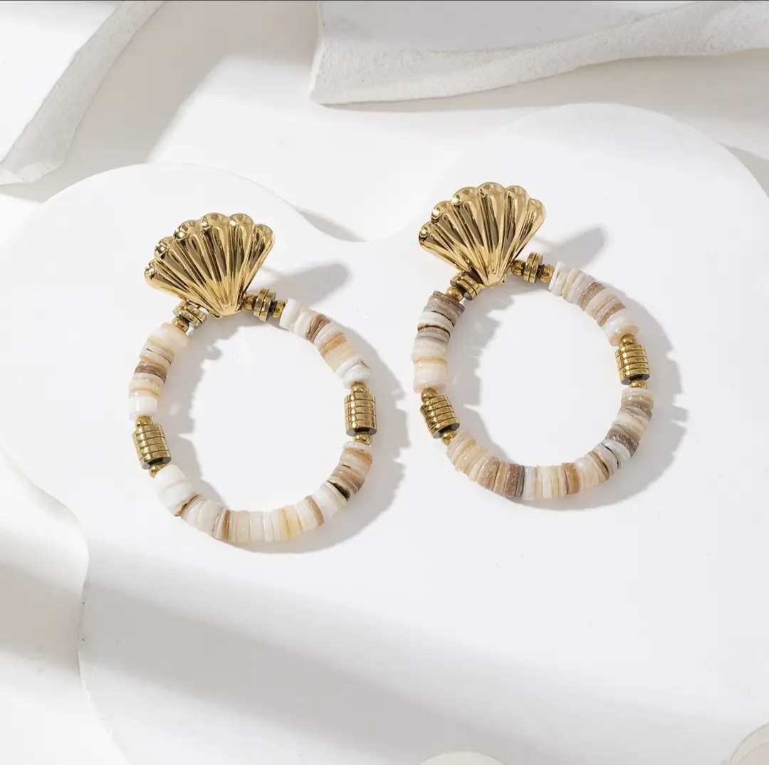 Les boucles d'oreilles perles colorées 