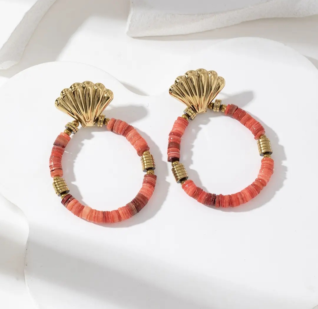 Les boucles d'oreilles perles colorées 