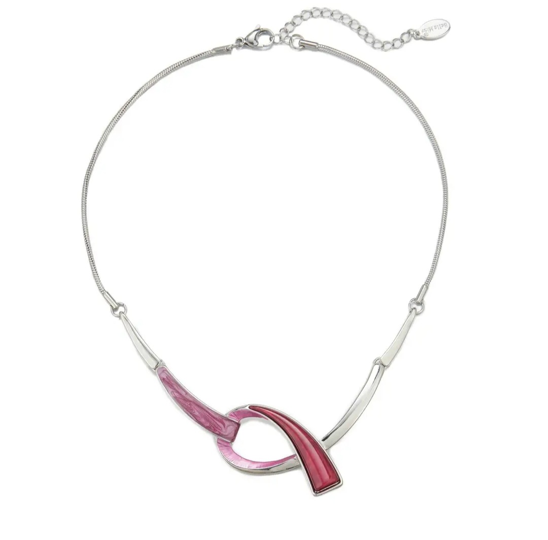 Le collier choker avec un pendentif 