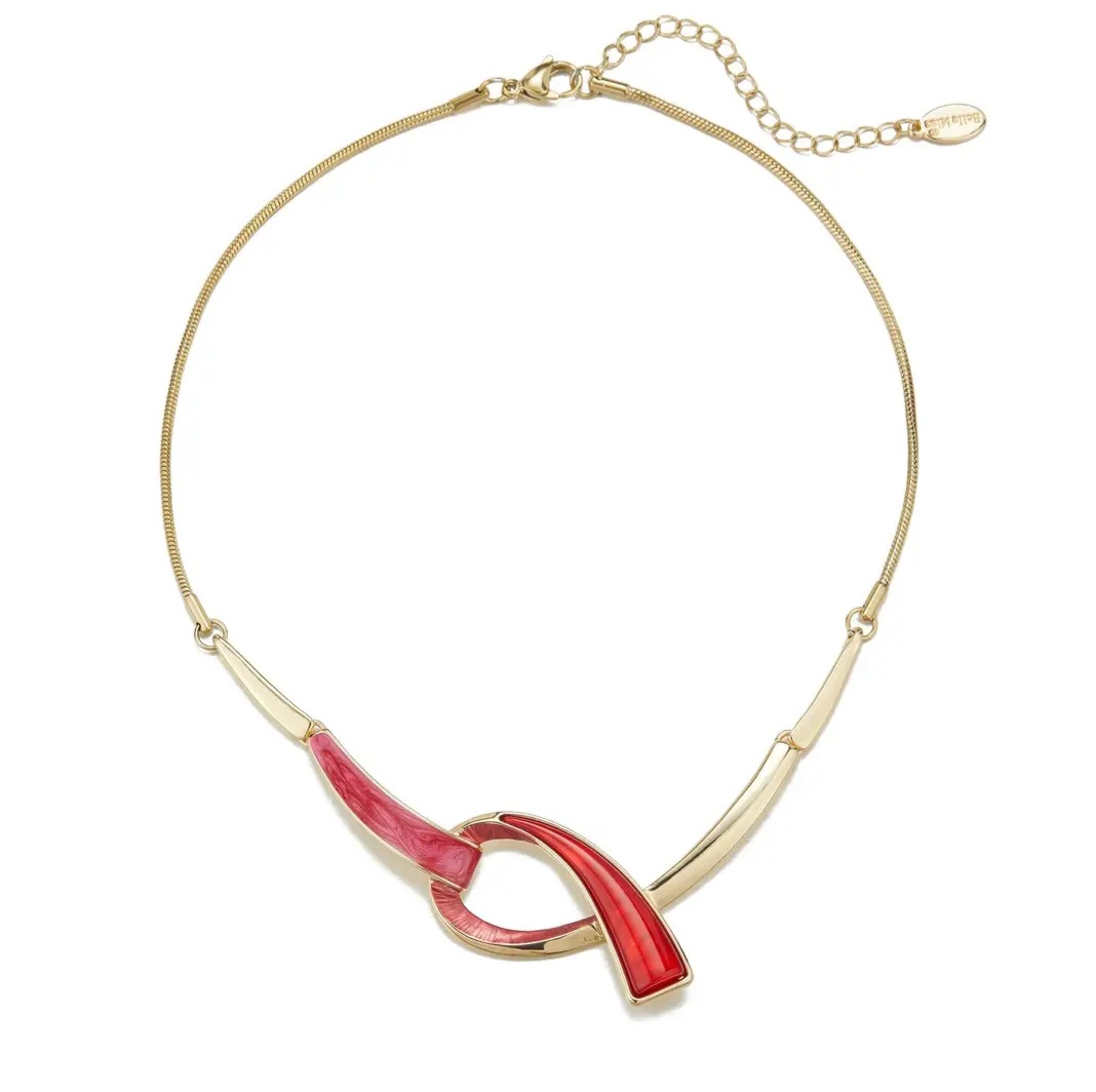 Le collier choker avec un pendentif 