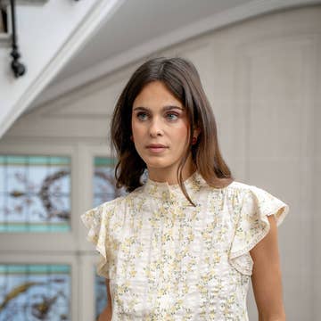 Le top sans manches à volant, col mao avec dentelle