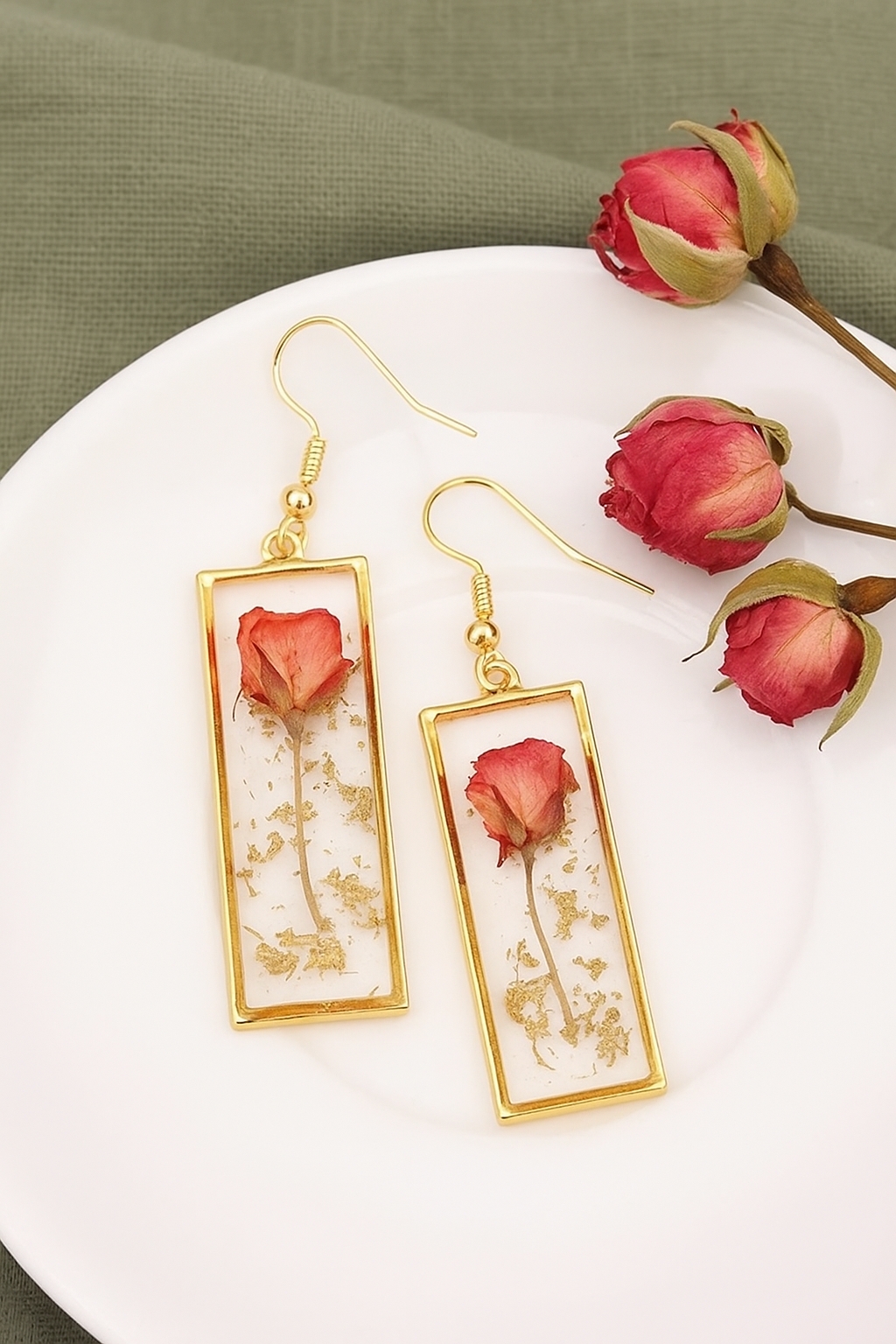 les boucles d’oreilles rectangulaires avec des fleurs naturelles encapsulées
