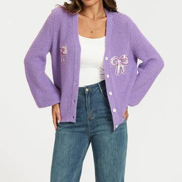 Le cardigan violet avec une touche ludique