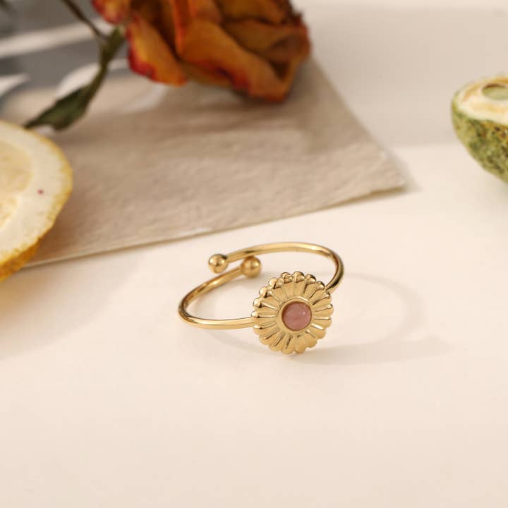 La bague fleur avec une perle rhodonite