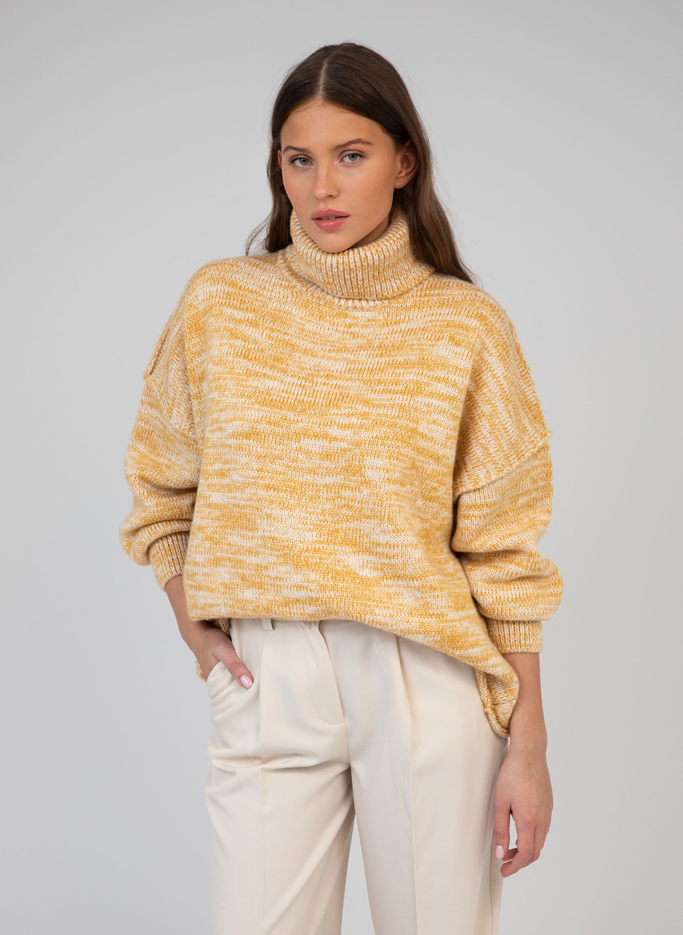 Pull en maille jaune chiné