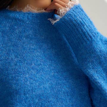Le pull avec dentelle au col et au poignet