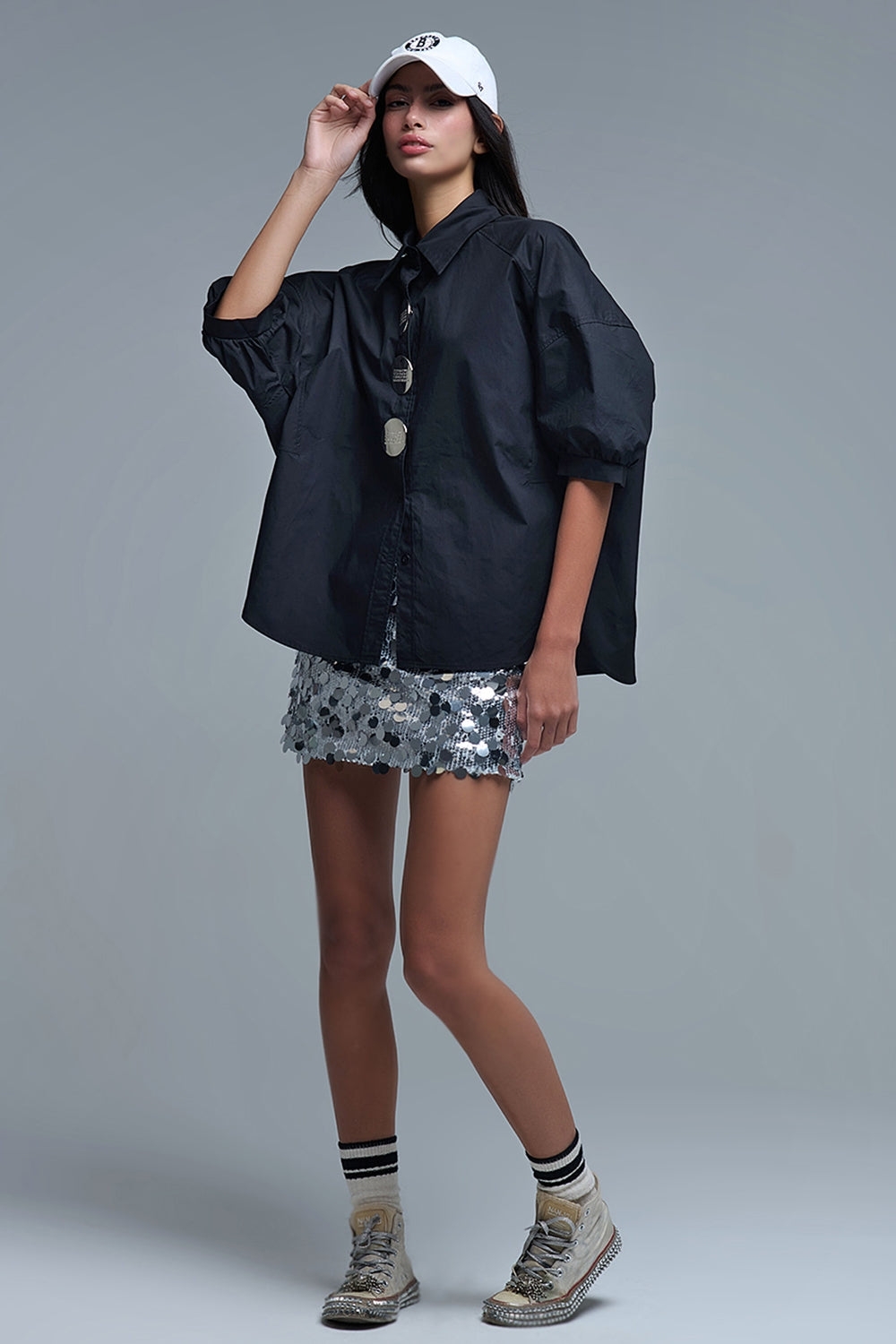 La chemise en popeline noire avec de grands boutons argentés 