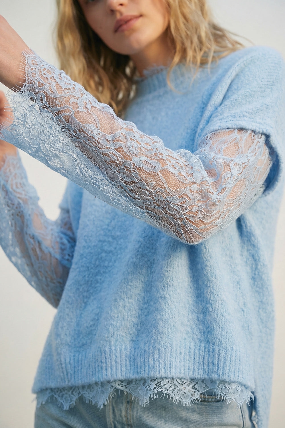 Pull sans manches en maille douce avec doublure en dentelle, de couleur bleue