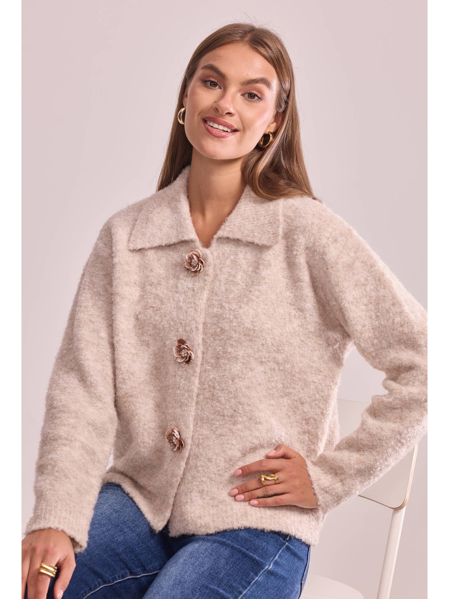 Cardigan en laine beige et ses boutons magnifiques