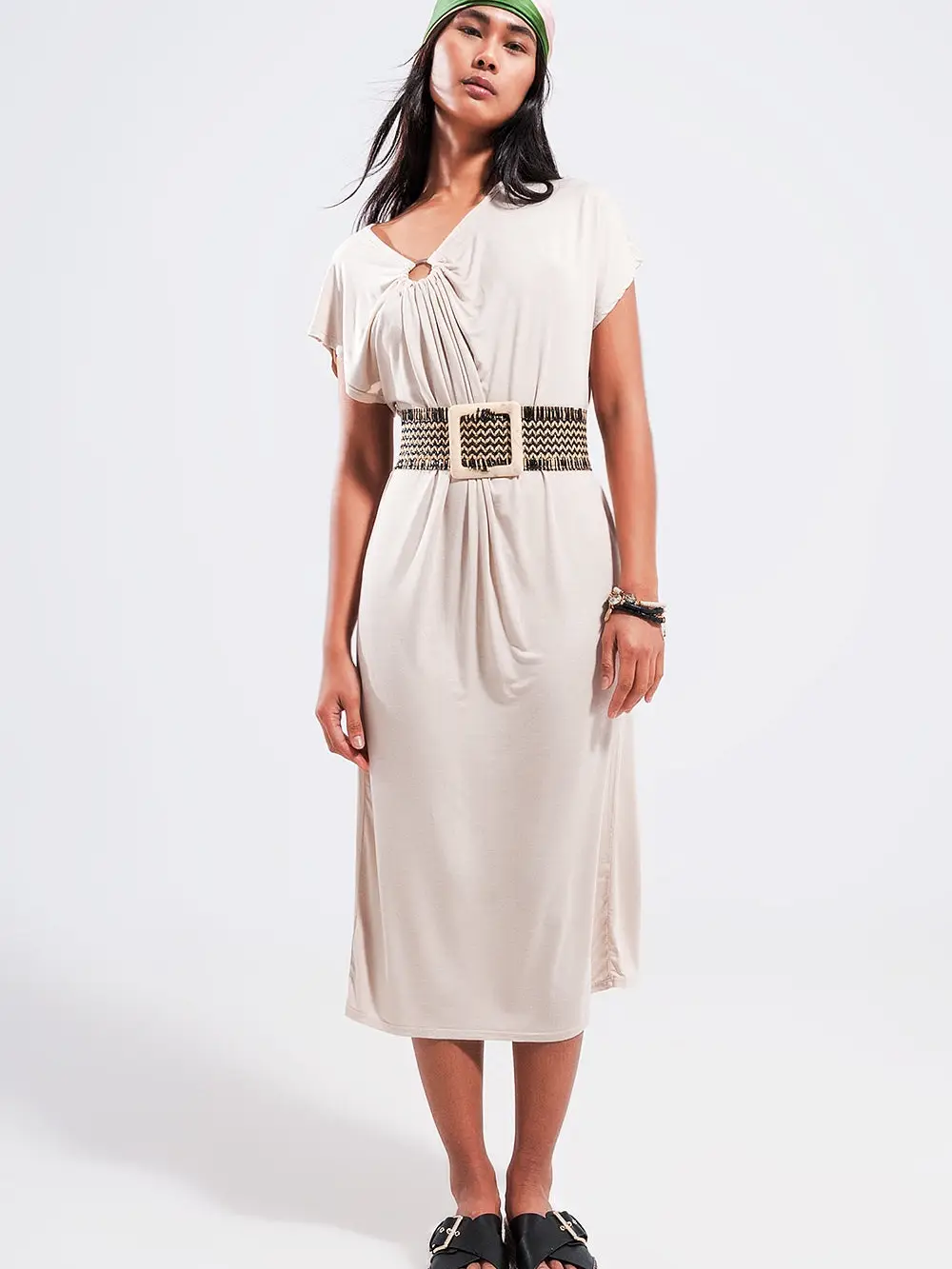 Robe midi beige asymétrique à manches courtes avec anneau