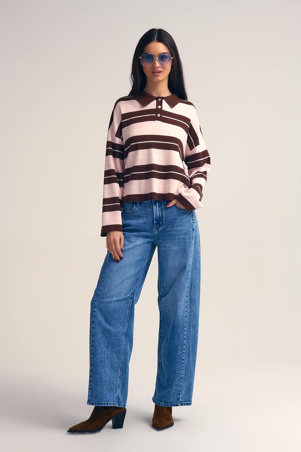 Jean droit style barrel avec détail de surpiqûre au genou