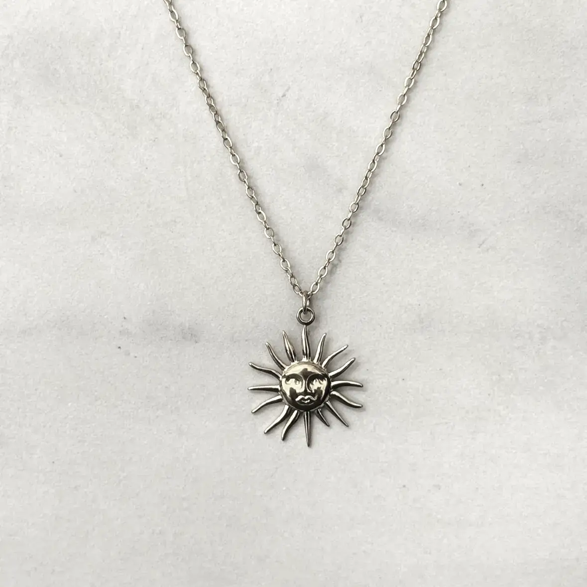 le collier avec un soleil en acier inoxydable doré a en or ou argenté