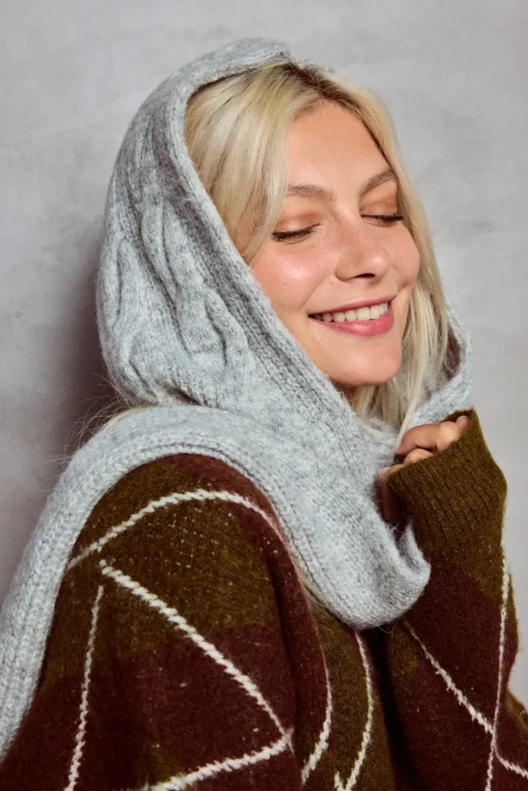 L'écharpe à capuche en laine et acrylique