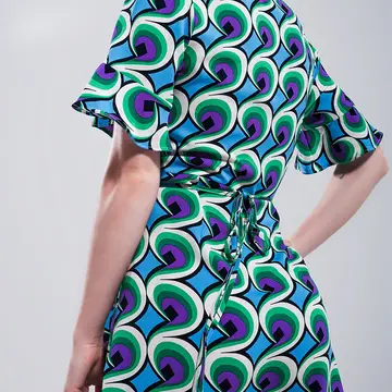 Robe courte portefeuille à ourlet volanté avec imprimé bleu années 70