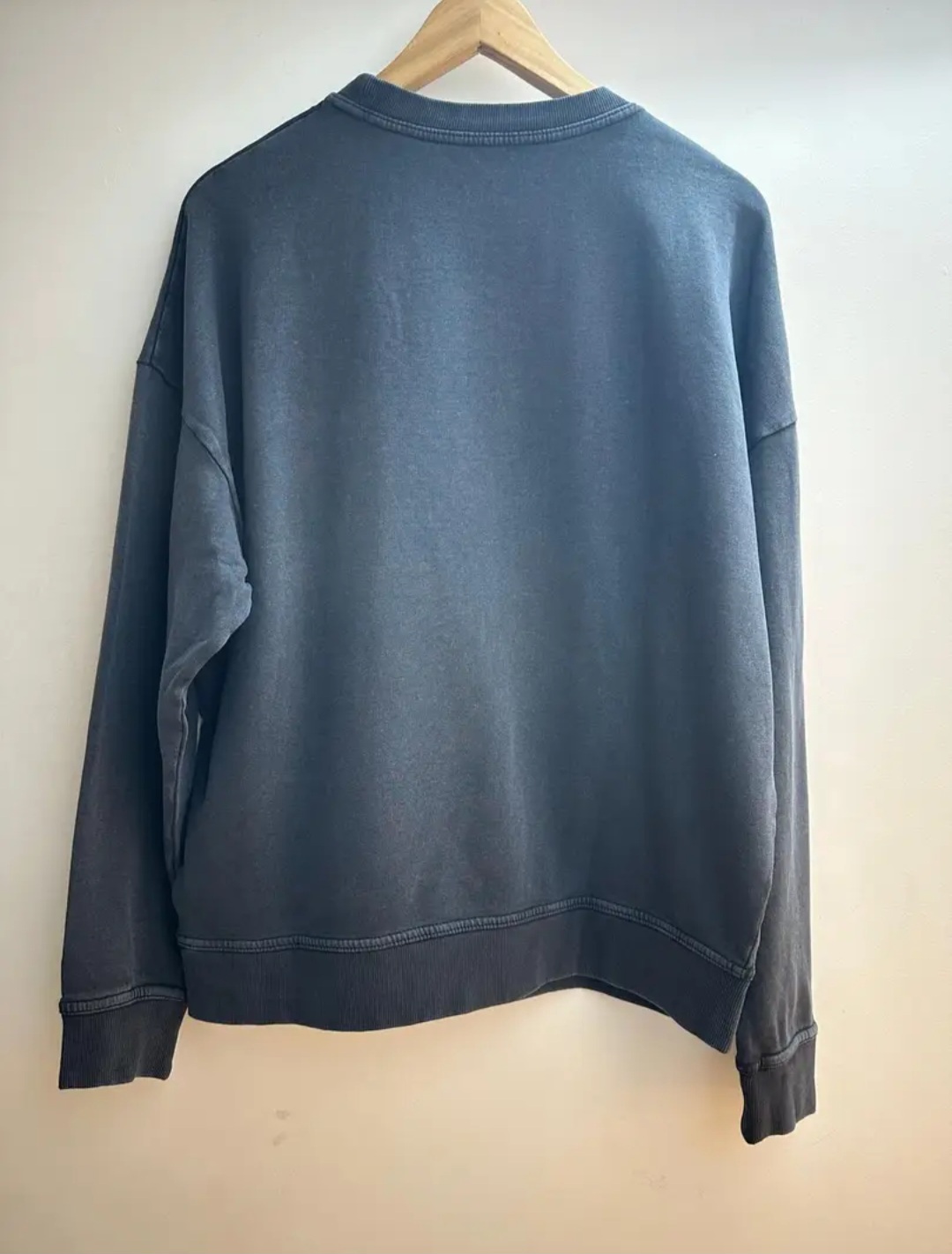 Le sweat-shirt gris à motifs cœurs