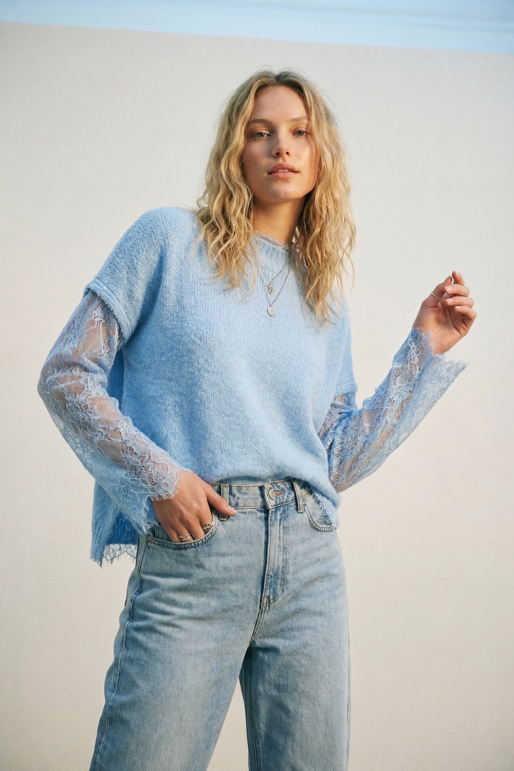 Pull sans manches en maille douce avec doublure en dentelle, de couleur bleue