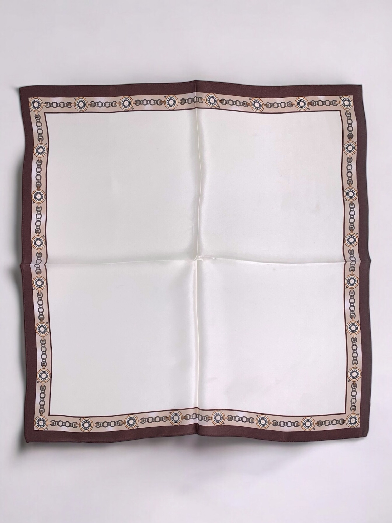 Le carré de soie beige et chocolat