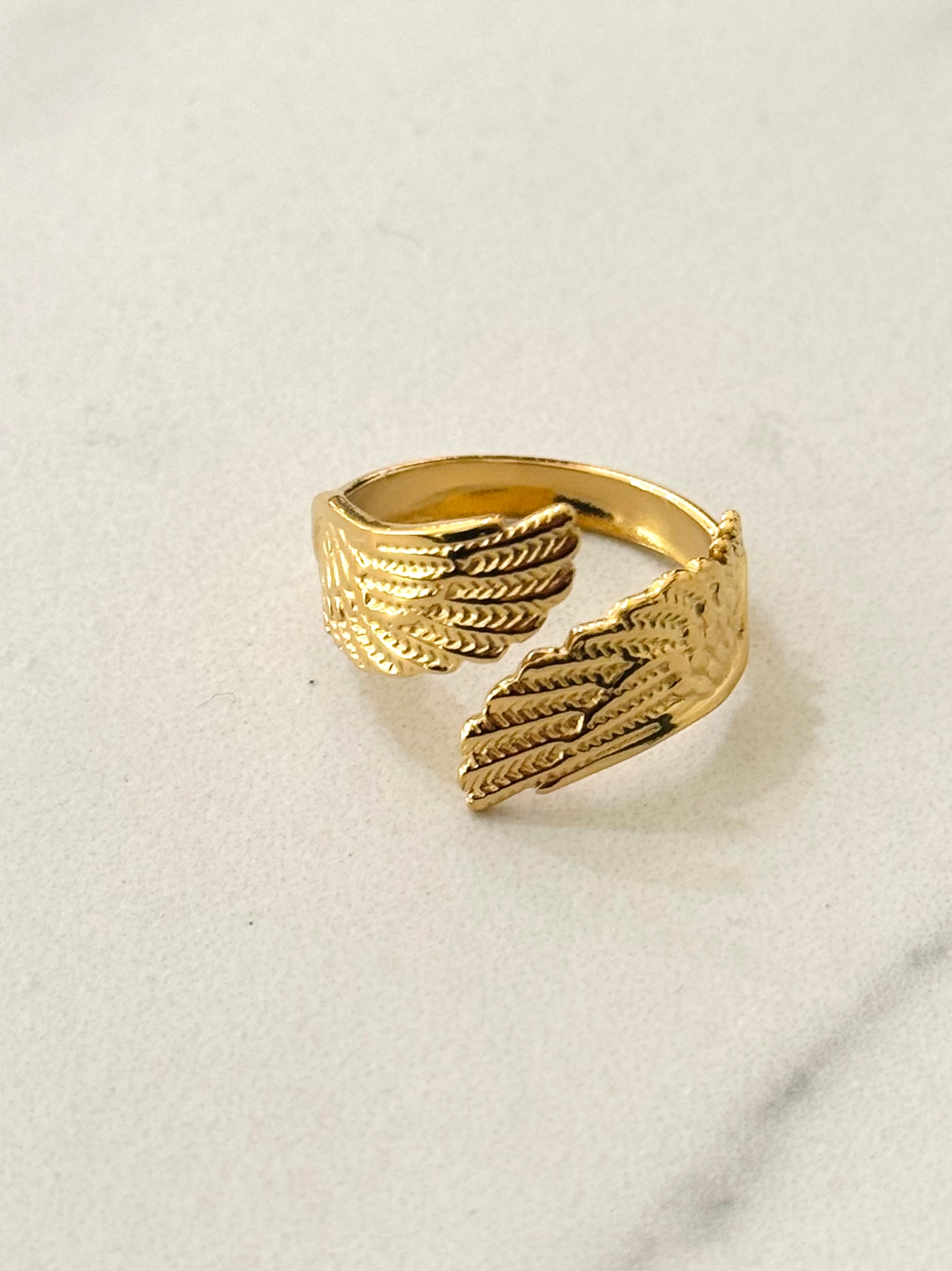 Bague ajustable à motif d'aile