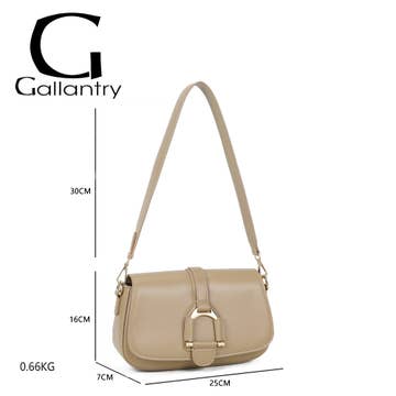 Le sac bandoulière avec ses lignes épurés