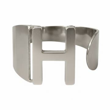 La bague avec une lettre de l’alphabet