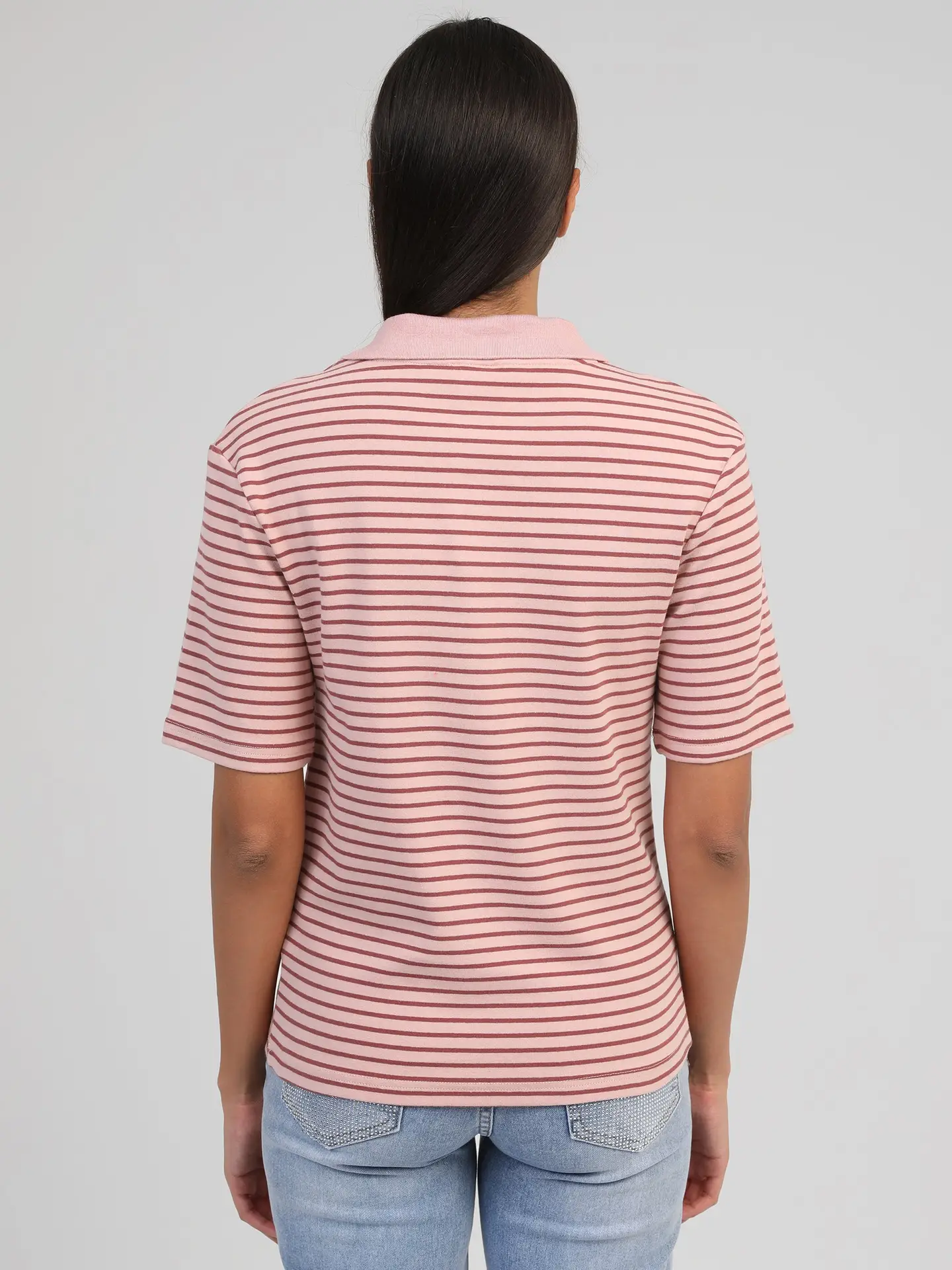Le t-shirt col polo rayé rouge fond rose pour un style glamout