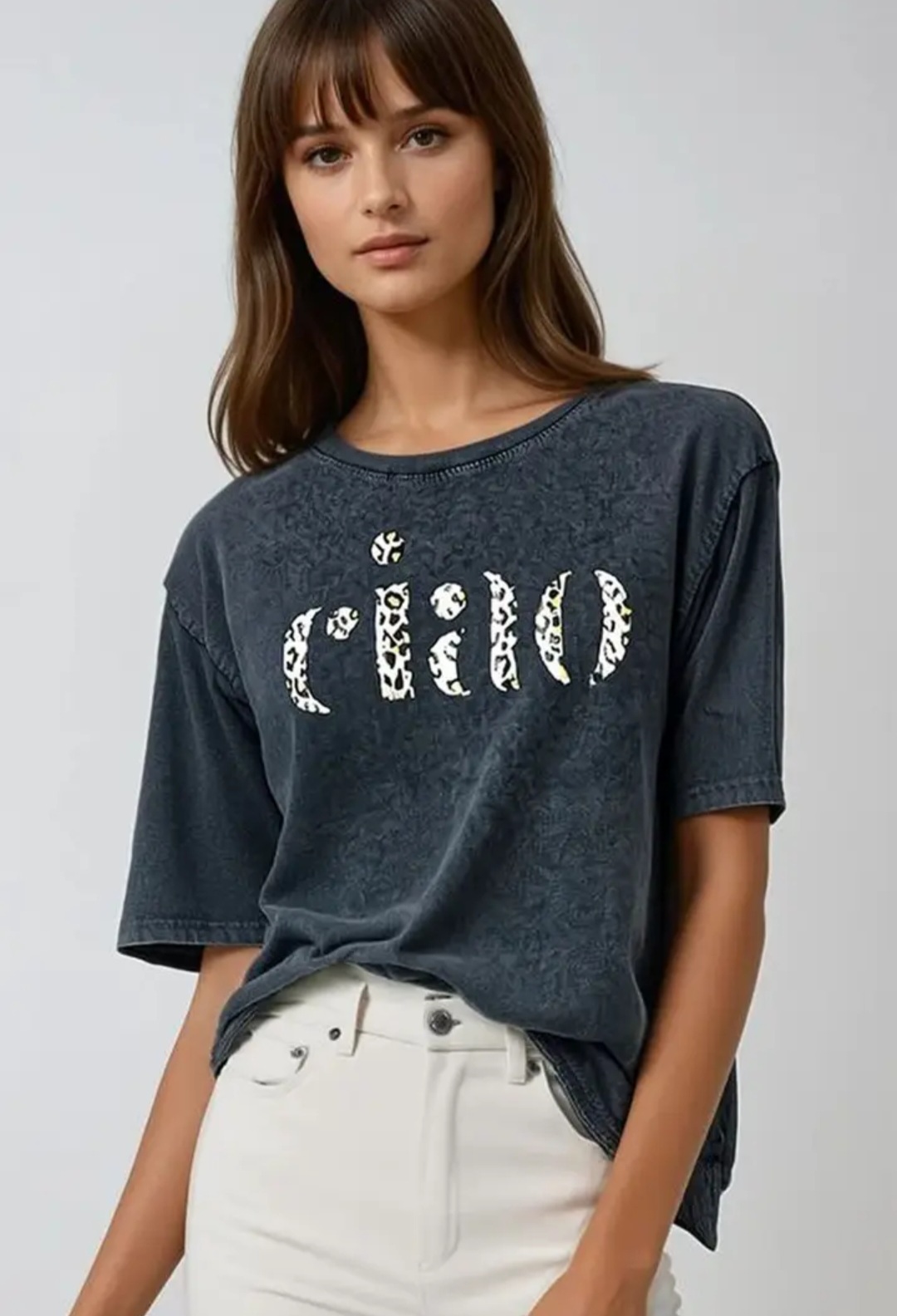 Le t-shirt noir délavé à la pierre