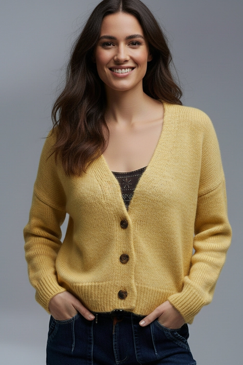 Le cardigan jaune et ses boutons marron