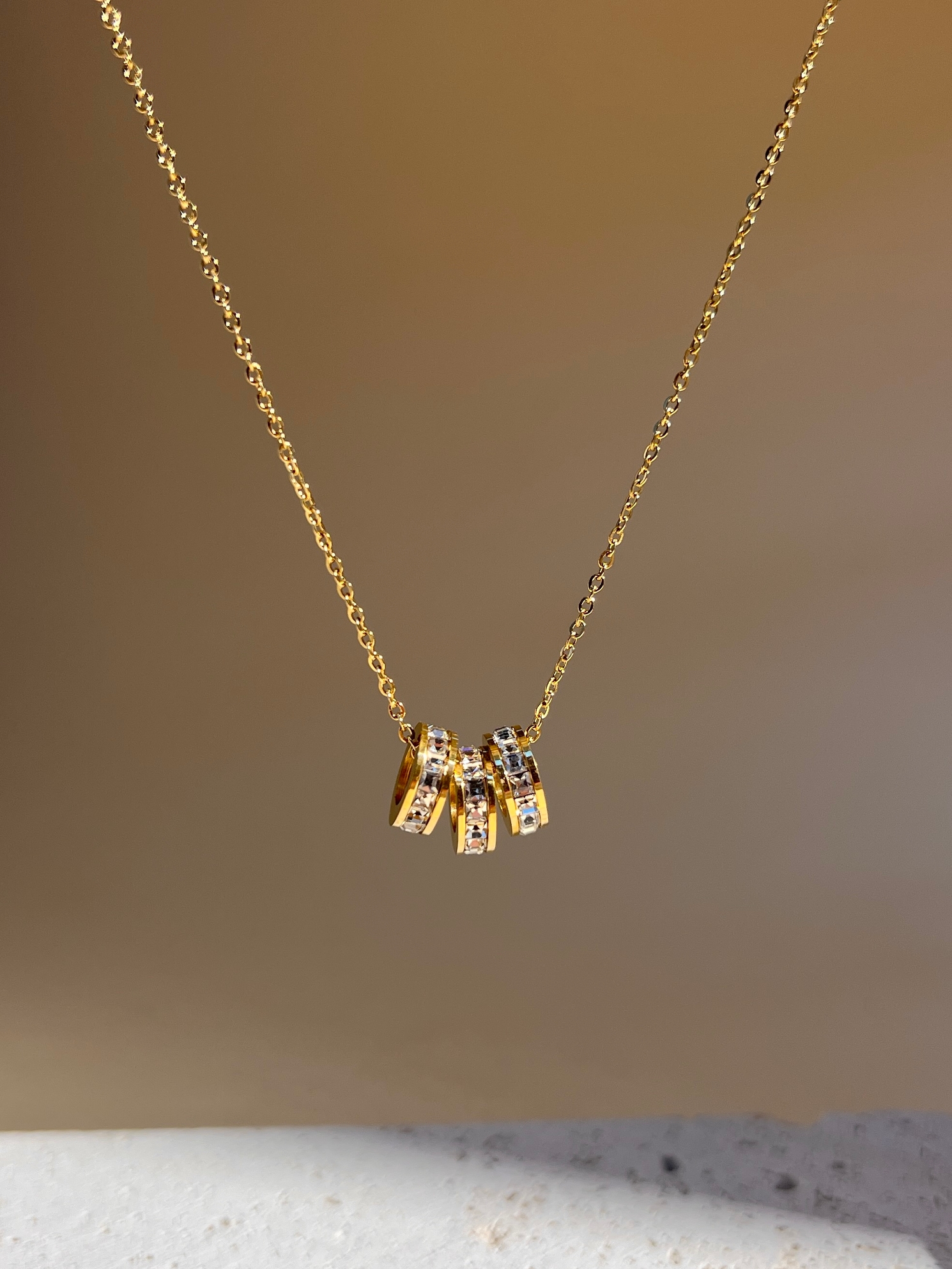 Collier avec trois petits anneaux ornés de strass