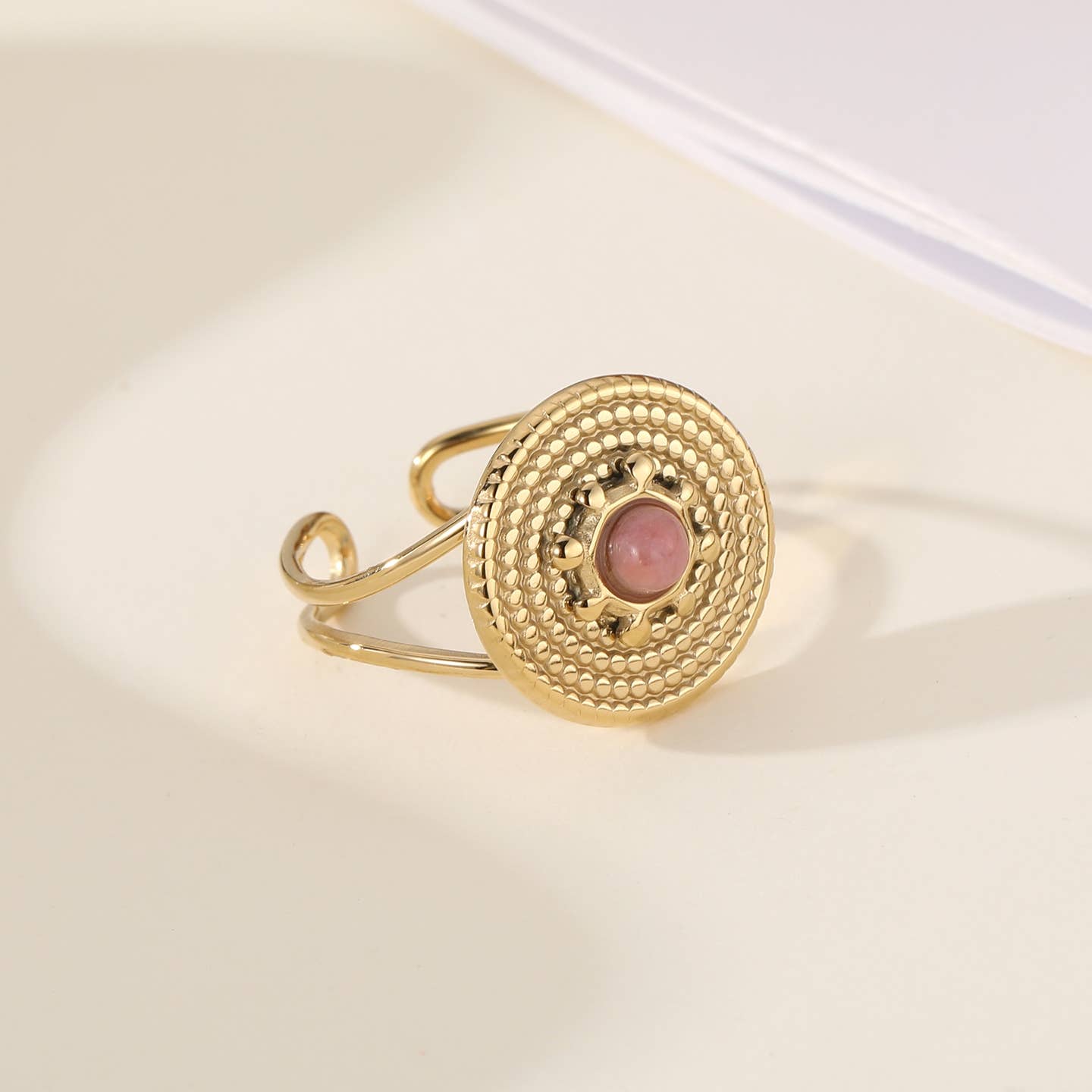 La bague montée d’une pierre œil de tigre, malachite, cornaline, agate blanche