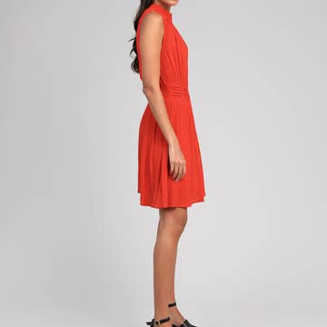 La robe tissu crêpe de coton avec une ouverture élégante au dos et sur le devant