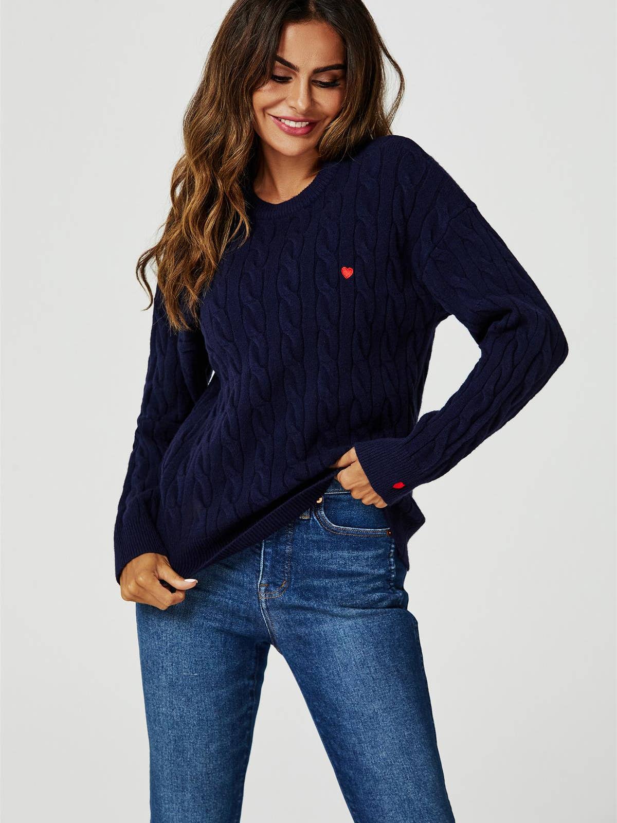 Le pull en maille coton avec broderie cœur