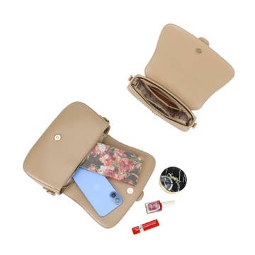 Le sac bandoulière avec ses lignes épurés