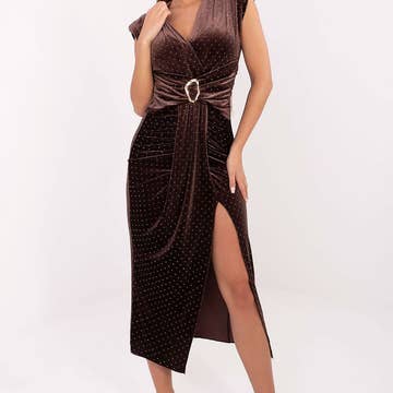 La robe de soirée coupe crayon chocolat et petits points blanc