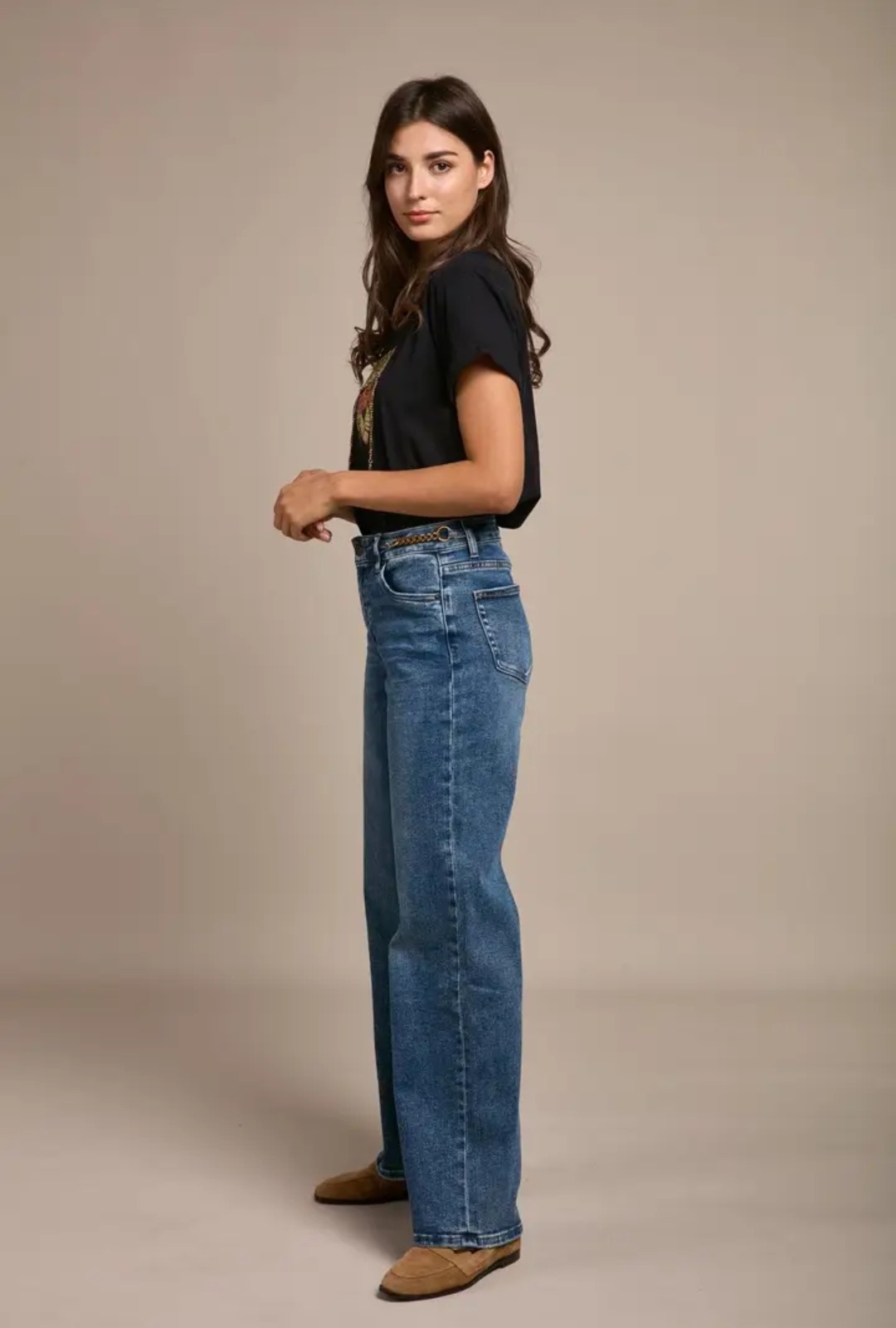 Le jean bleu à chaîne dorée