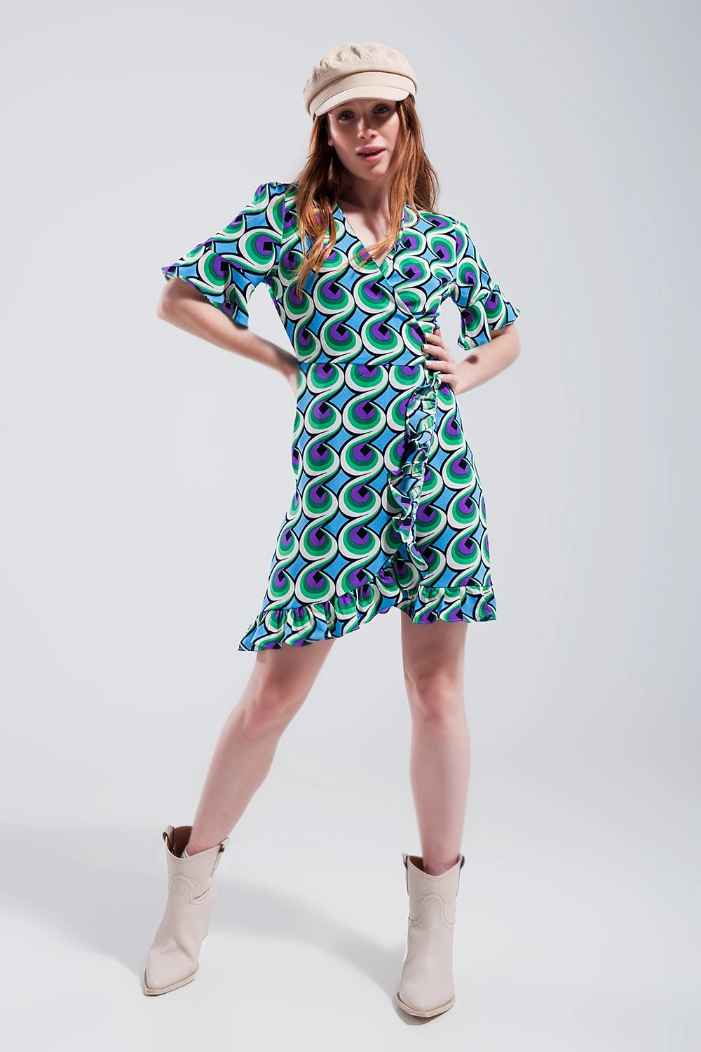 Robe courte portefeuille à ourlet volanté avec imprimé bleu années 70