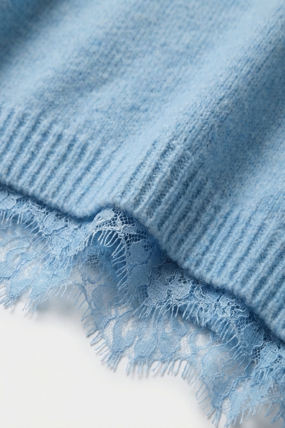 Pull sans manches en maille douce avec doublure en dentelle, de couleur bleue