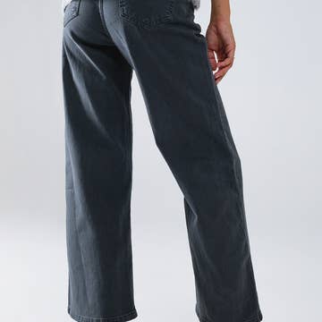 Le jean large gris délavé foncé