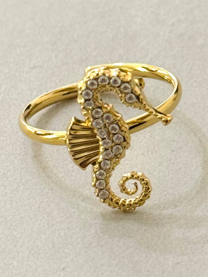 La bague avec un hippocampe