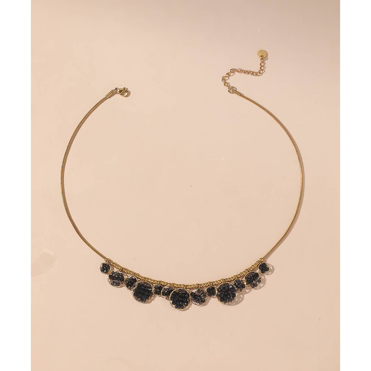 Collier en or avec pierres noires