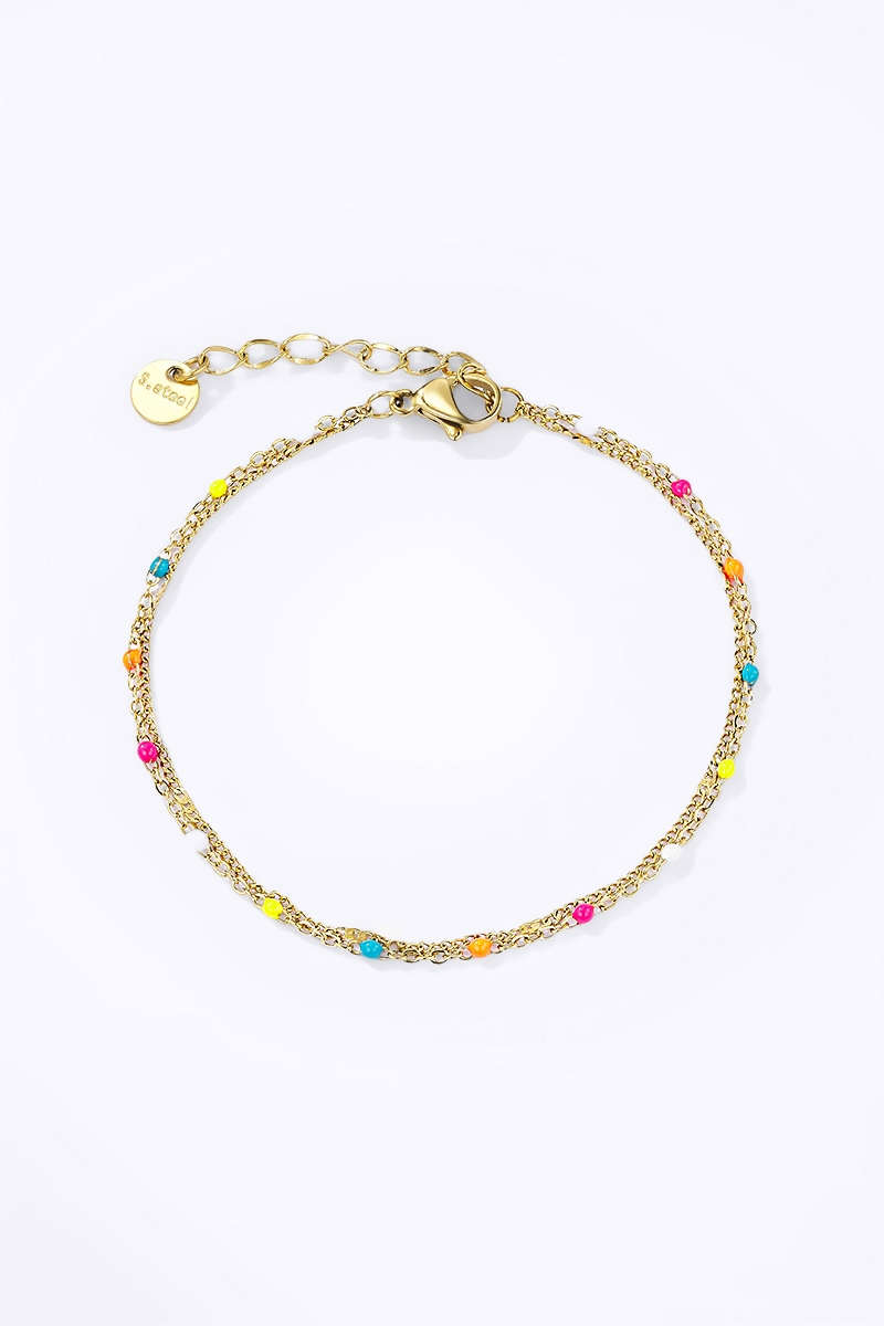 Le bracelet et ses perles de couleur