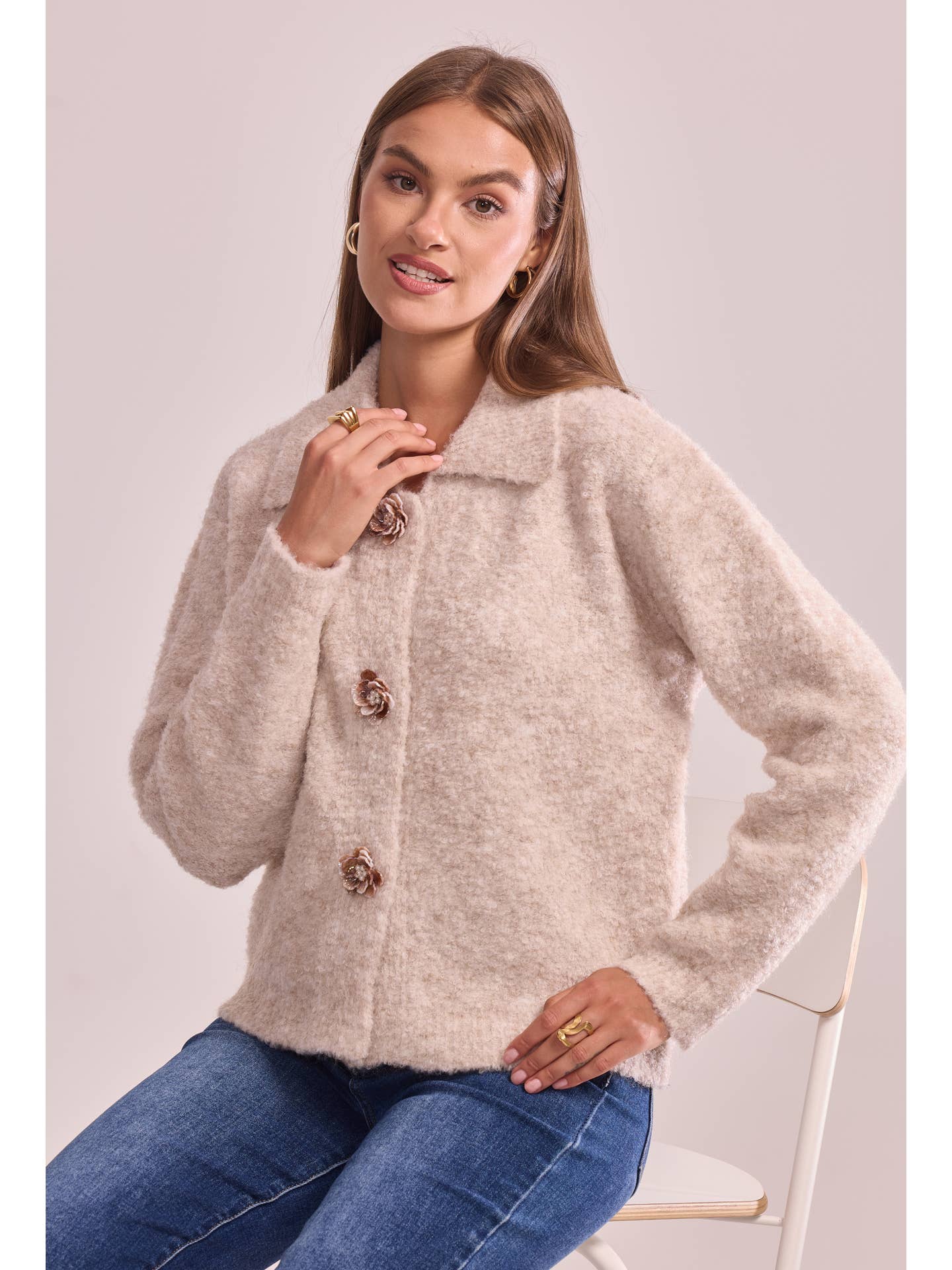 Cardigan en laine beige et ses boutons magnifiques 