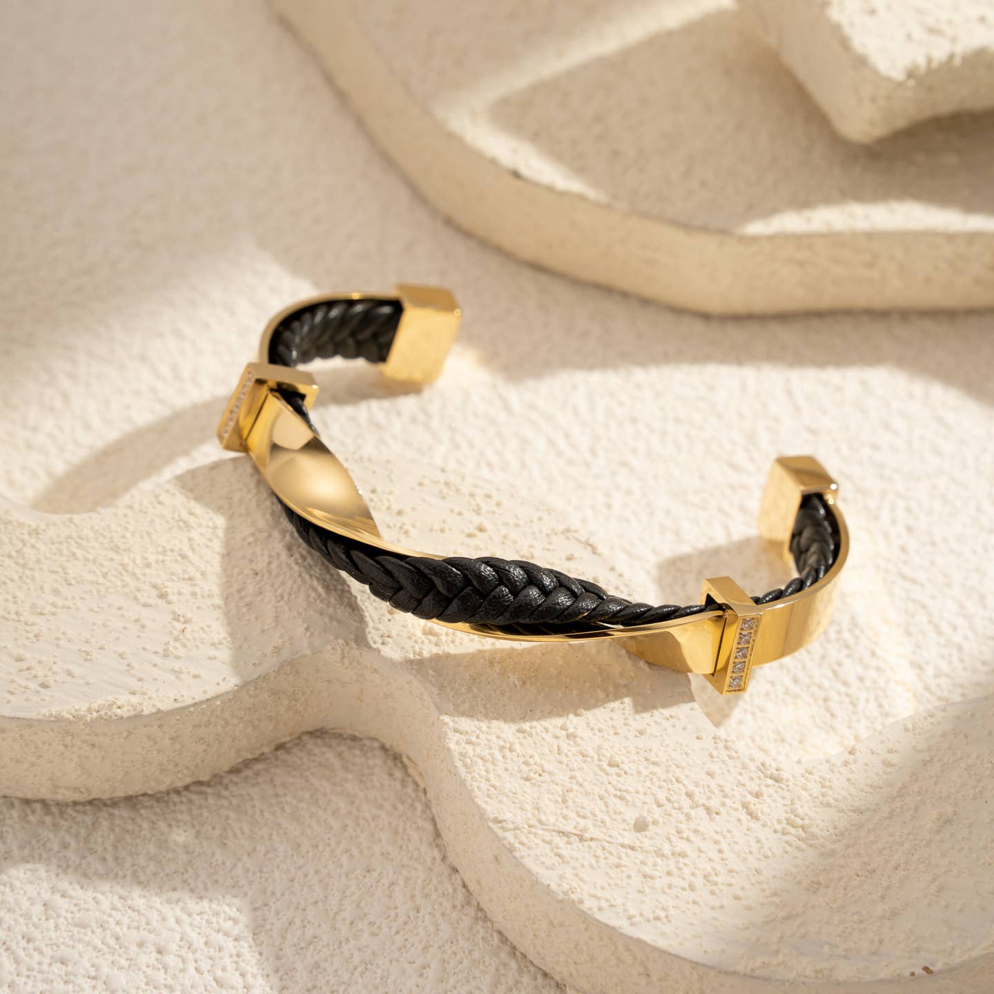 Le bracelet torsadé noir et doré